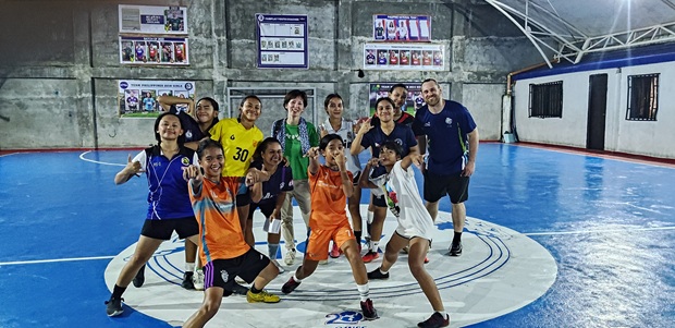 写真2　女子サッカーチームの選手たち、コーチと筆者（中央）