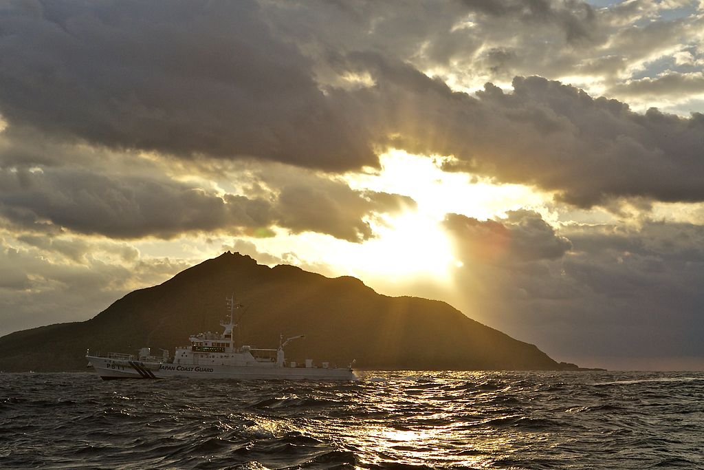 写真：尖閣諸島付近を航行する海上保安庁の巡視船