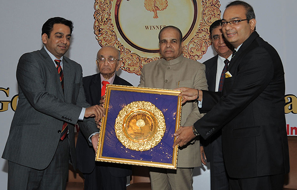 写真：Prafullachandra Natvarlal Bhagwati（左から2番目）