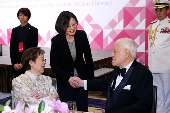写真：現職の蔡英文総統（写真中央）と握手を交わす李登輝元総統。左は曽文恵夫人（2016年）