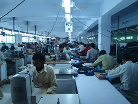 写真：パキスタンの縫製工場