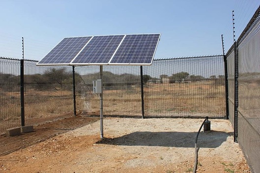 写真1　ボツワナのモチュディ市で使用される太陽光発電ポンプシステム