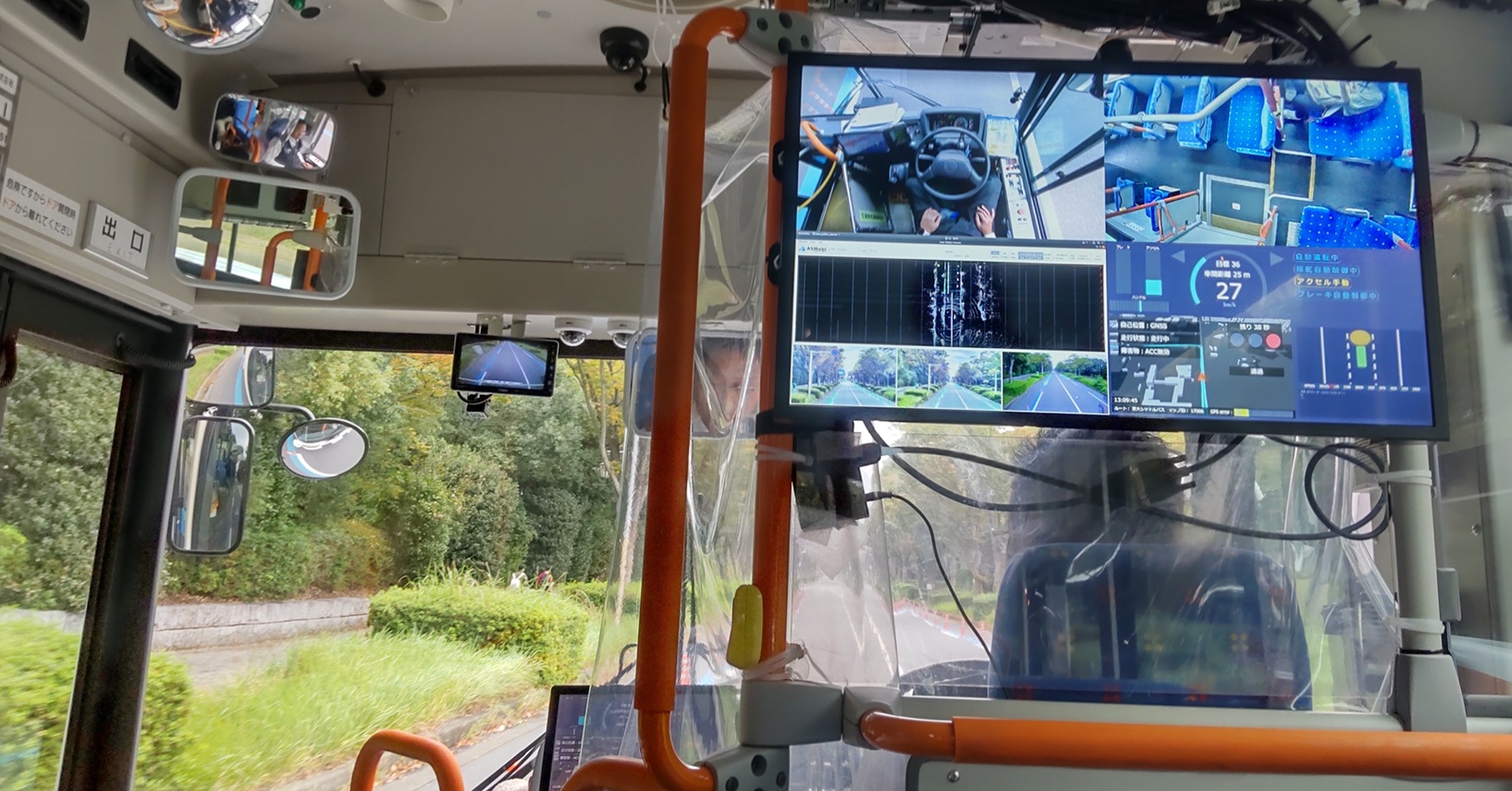 工業製品でも1990年代以降、ソフトウェアやシステムが製品の価値の大きな部分を提供するようになりました。写真は、運転が部分的に自動化したバス。