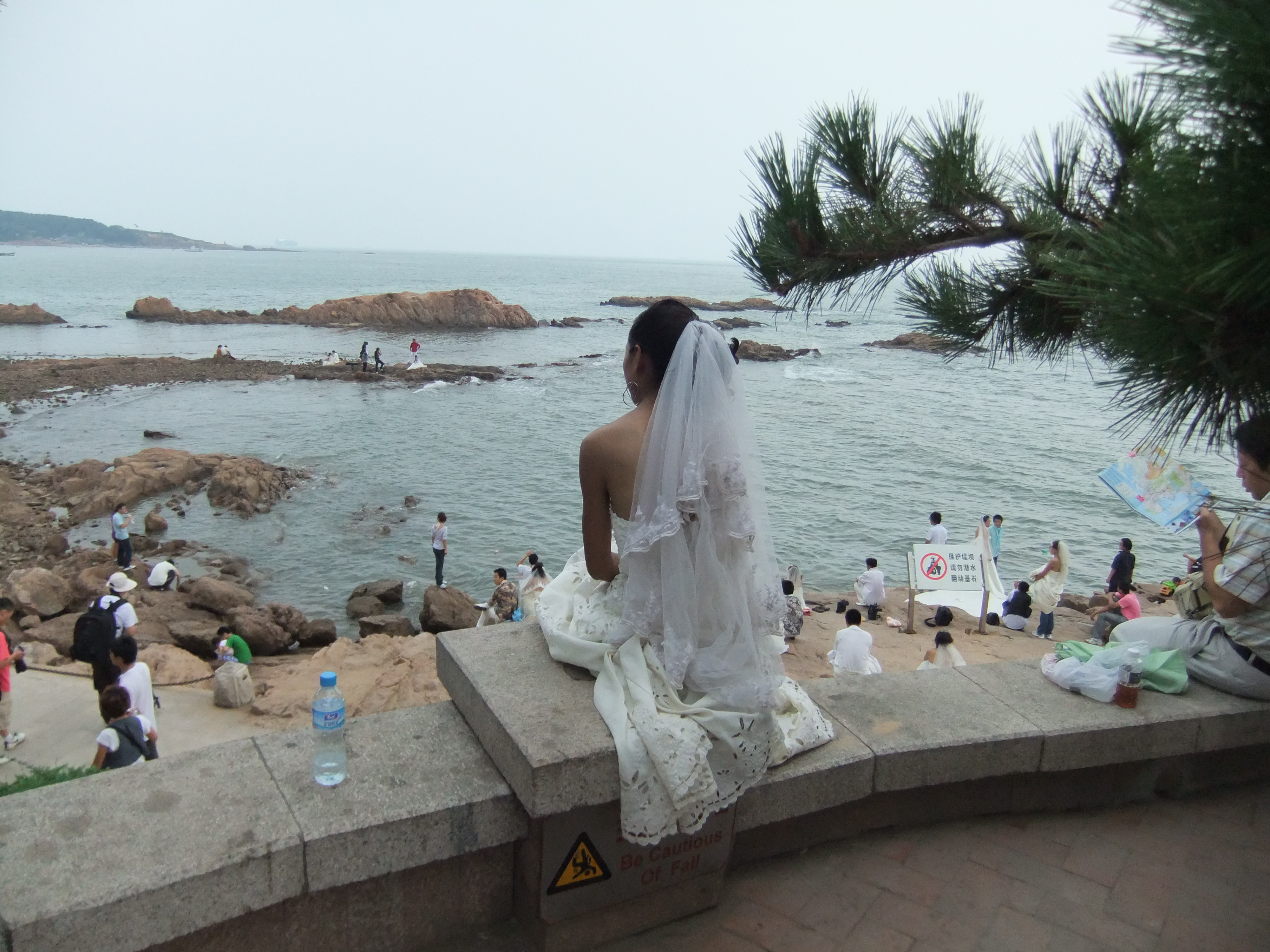 写真：結婚写真撮影の順番待ちをしている花嫁
