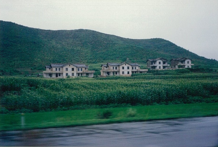 写真2 1992年5月に撮影した開城市付近の農村住宅