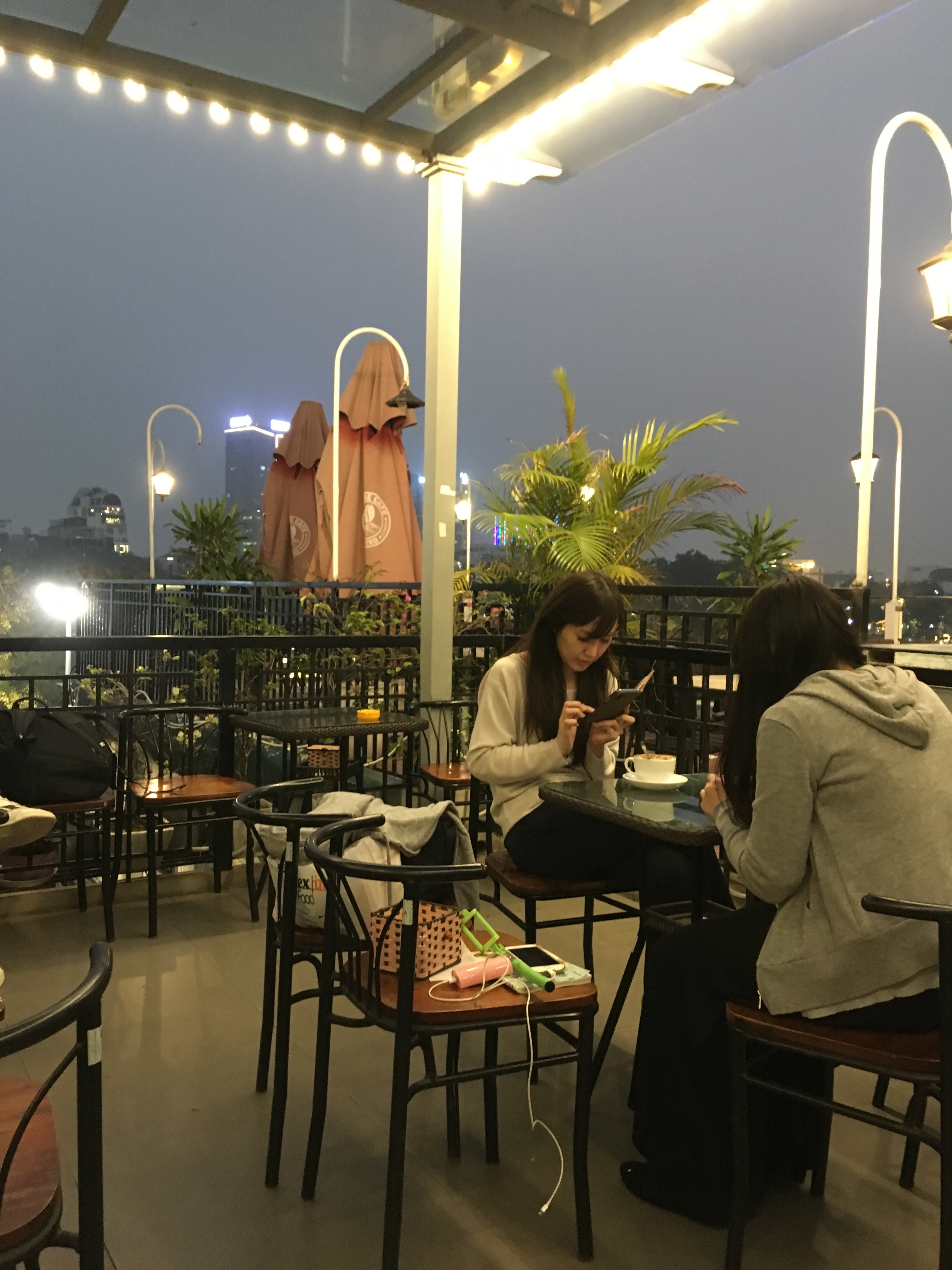 写真：Cafe Pho Coで卵コーヒーを飲む女子たち