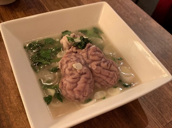 写真1　「羊の脳入りスープ」モンゴル料理店シリンゴルにて。