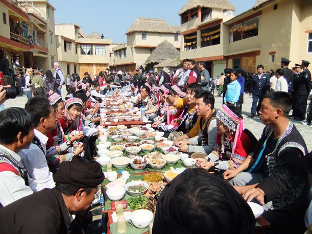 写真：雲南省ハニ族の「長廊宴」。旧正月の宴会も新型コロナウイルス感染拡大の一因と言われる