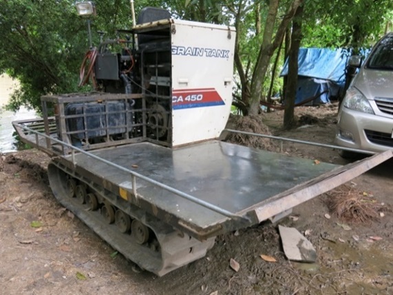 写真2　コンバインを改造した籾運搬車
