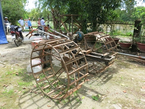 写真3　ほぼ手作りの代掻き用耕耘機