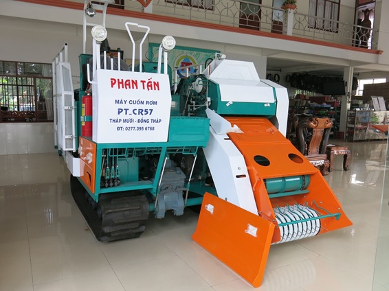 写真1　Phan Tan社のショールームにある藁巻機（ドンタップ省タップムオイ県、2018年9月）
