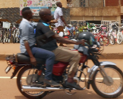 写真1　カンパラ市内を走るバイクタクシー「ボダボダ」