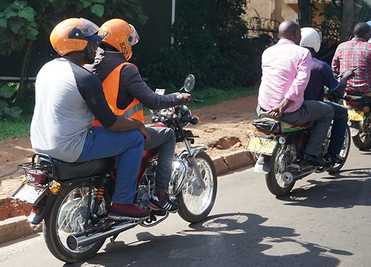 写真2　ドライバーと乗客の両方がヘルメットを被るSafeBoda（左）と被らないボダボダ（右）