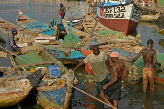 写真：西アフリカではダグアウトカヌーと呼ばれるシンプルな木造ボートでの漁が主流