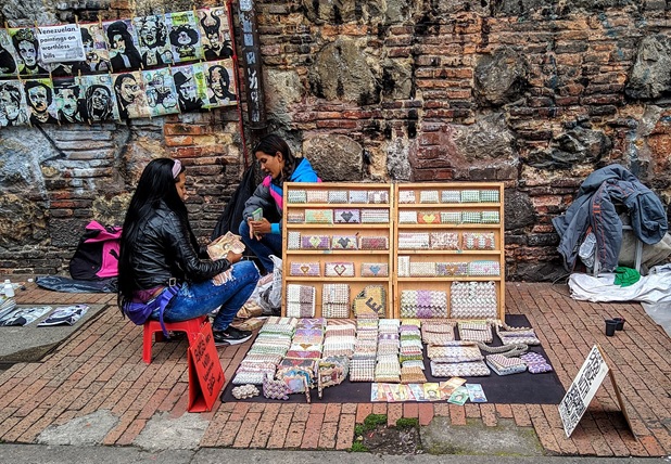 写真：価値を失ったベネズエラのボリバル紙幣を折って作った財布などを売るベネズエラ避難民