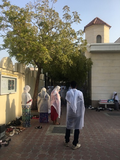 写真1　エチオピア正教会の礼拝に集まる人々（アラブ首長国連邦シャールジャ市にて）