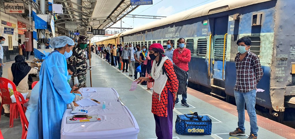 写真：2020年6月に特別列車で帰郷した一部の労働者たちは、降車駅で新型コロナの テストを受け、行政の用意した施設に14日間隔離された（ビハール州カガリア県）