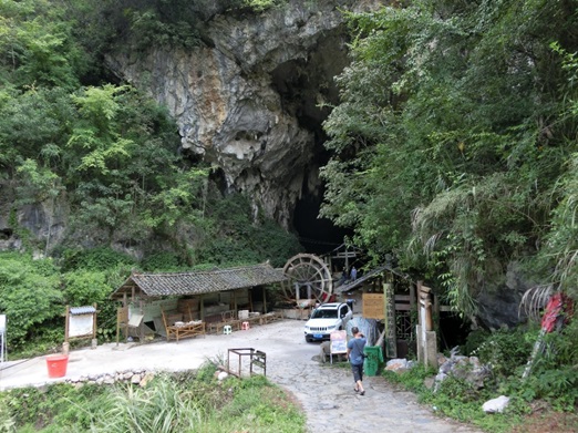 写真3　工房のある洞窟。うつっている人や建物の大きさと比べると、いかに巨大な洞窟かがわかる。