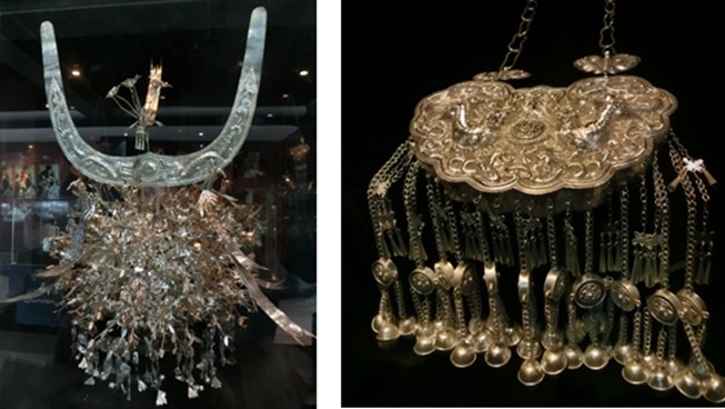 写真2　中国雷山苗族銀飾刺繍博物館に展示されていた、銀製の冠（左）と首飾り（右）。