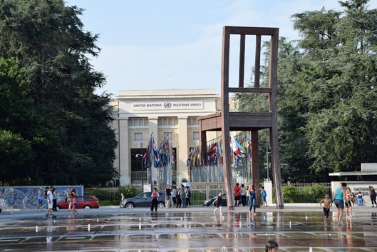 写真2　国際連合ジュネーブ事務所前広場。読者のみなさんのなかにも将来ここで働く人が出てくるかも？