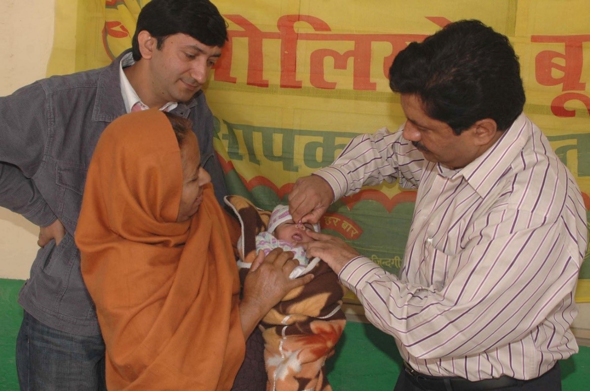 写真1 インド・ニューデリーにおけるポリオ・ワクチン接種（2009年）