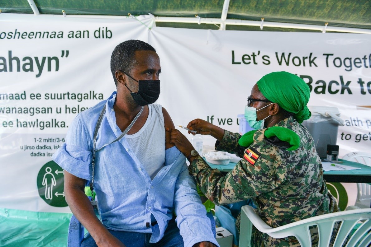 写真2 アフリカ連合ソマリア・ミッションによるモガディシュにおけるCOVID-19ワクチン接種の様子（2021年8月）