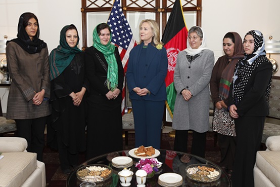 写真1　2011年クリントン国務長官（当時）がアフガニスタンの女性政治家と会談