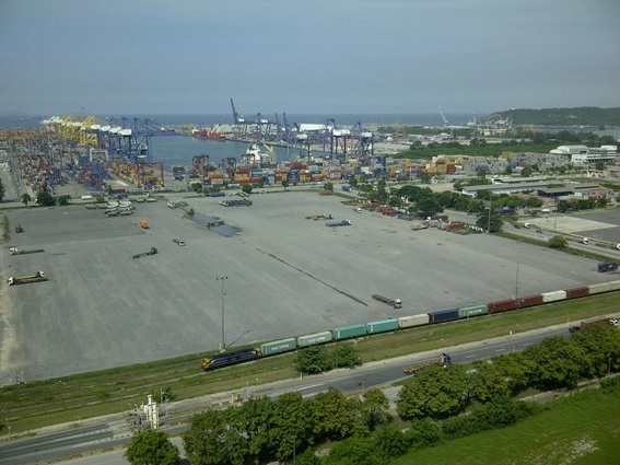 写真1　東南アジアを代表するコンテナ・自動車積出港に発展したタイ・レムチャバン港