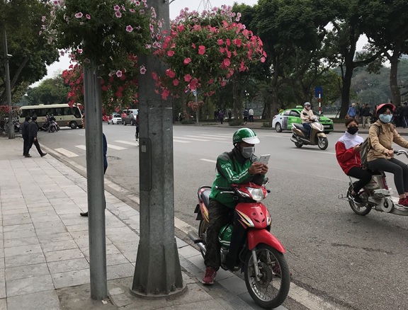 写真2　東南アジアを代表するユニコーン、グラブの配車アプリで 顧客を探すベトナム・ハノイのバイク運転手