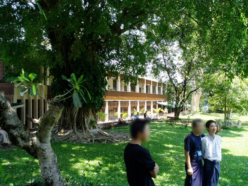 写真2　ヤンゴン外国語大学の構内でビルマ語科のクラスメイトの中国人学生と。