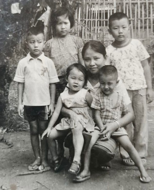 叔母（中央）と兄弟・従姉妹。右から1番目が筆者（当時6歳）。