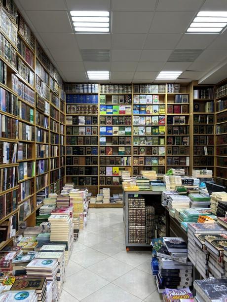 写真2　ハッブース地区に最近できた書店。こんなにきれいな陳列は稀