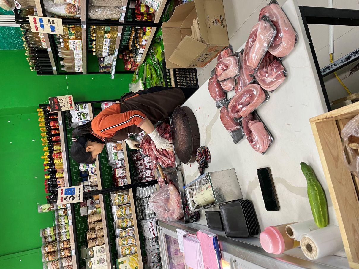 写真2　都市部に最近増加中の「安全食品」専門店。この店は豚の枝肉を仕入れて店内で小分けにしている（ハノイ市、2023年12月）