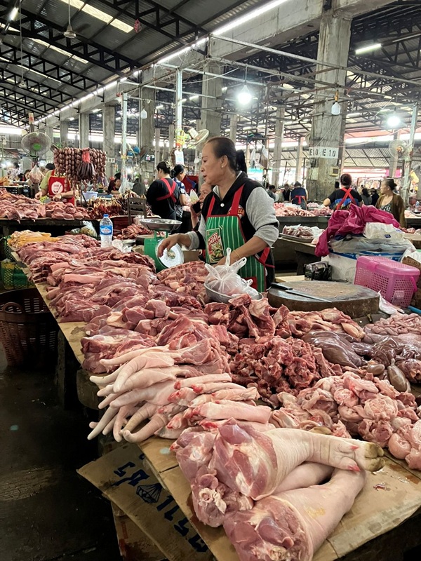 写真２　サワンナケート県の市場の肉売り場。部位ごとに切り分けられている