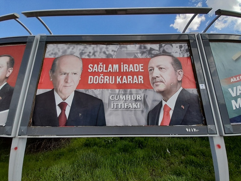 写真1：オジャランをトルコ国会に招聘することを提案したバフチェリMHP党首（写真左）