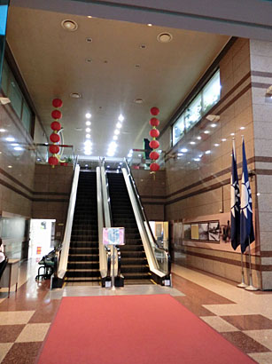 写真：党本部の建物の入り口