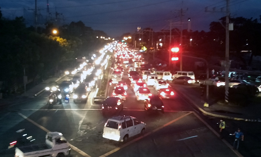 写真：マニラ首都圏ケソン市内の夕方帰宅時間帯の標準的な光景