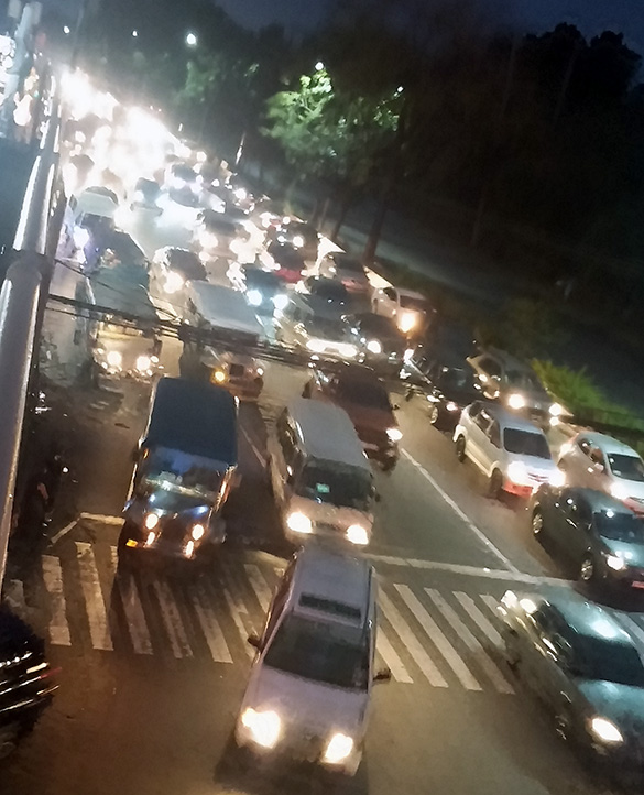 写真：信号のない交差点が多く、渋滞をさらに悪化させている