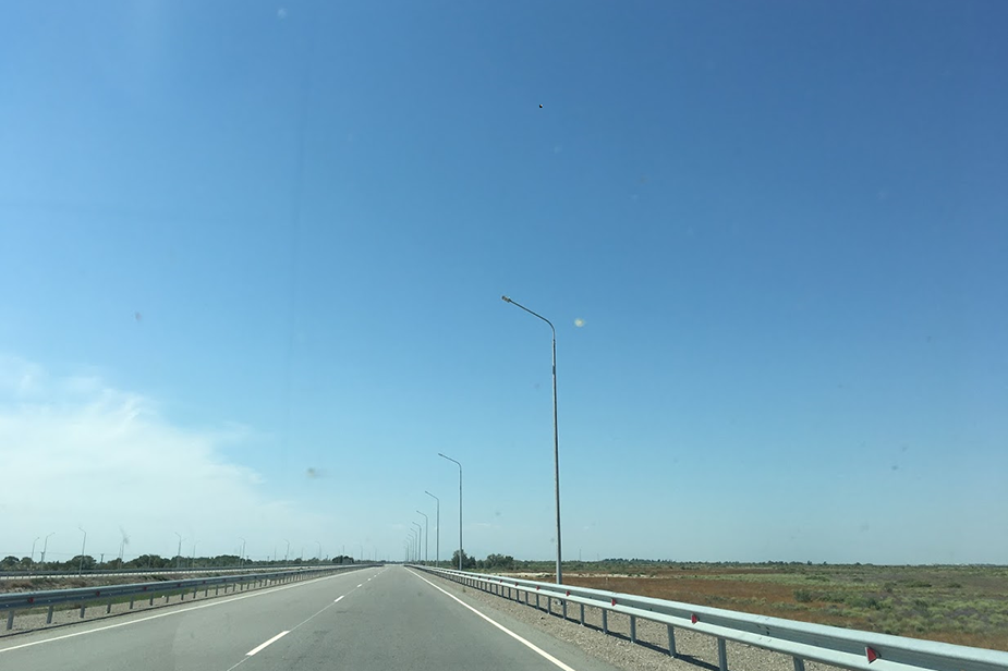 写真：中国の支援で建設されたホルゴスからアルマトゥを結ぶ高速道路（筆者撮影）