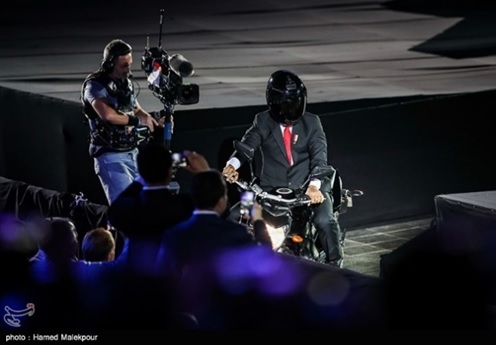 写真1　アジア競技大会の開会式にバイクに乗って登場したジョコウィ大統領