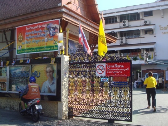 写真：2007年12月の下院総選挙で学校に設けられた投票所の様子（筆者撮影）