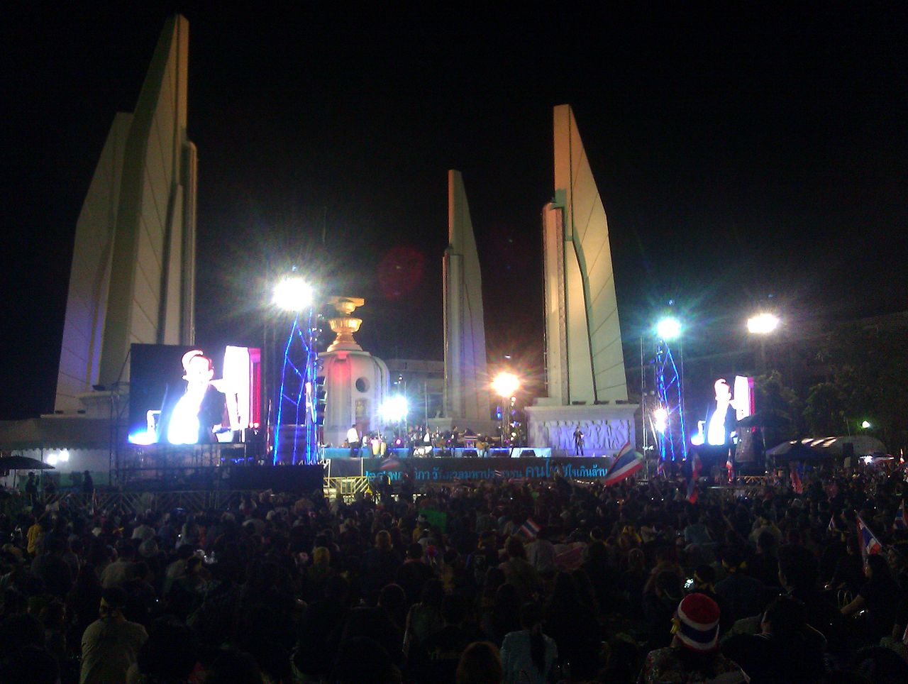 写真：2013年11月30日に民主記念塔に集まった反タクシン派のデモ隊