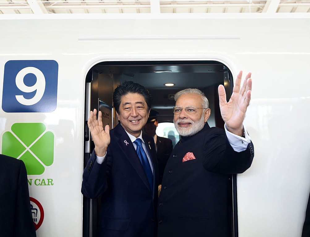 写真：日印首脳会談のために来日した際に、安倍首相とともに新幹線に乗るモーディー首相