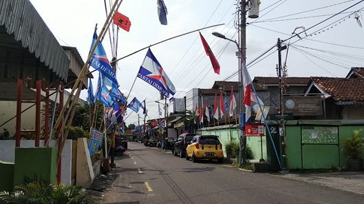 写真11　支持政党の旗を掲げる地域。選挙が近づくにつれてあちこちで見かけるように（筆者撮影）