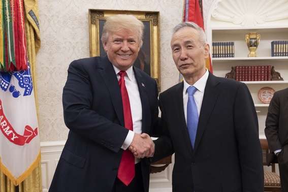 写真：貿易問題で意見を交わしたトランプ米大統領と劉鶴・中国副首相（2018年）