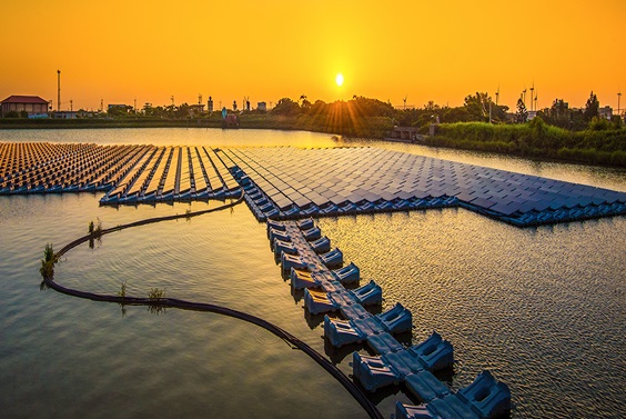 写真3　ため池での浮上式太陽光発電（桃園市）