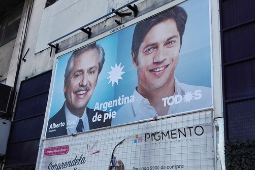 写真3　大統領候補のフェルナンデスとブエノスアイレス州知事候補のキシロフの選挙広告