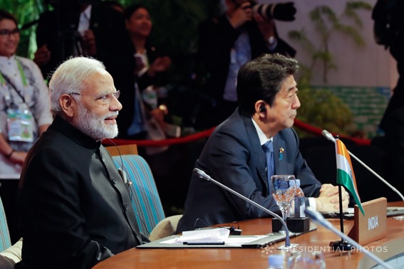 写真：RCEP首脳会議に出席した安倍首相とインドのモディ首相