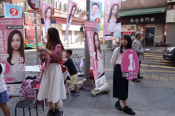 写真：仲間の民主派候補の応援をしているアグネス・チョウさん