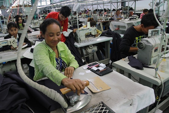 写真：カンボジアの衣料工場